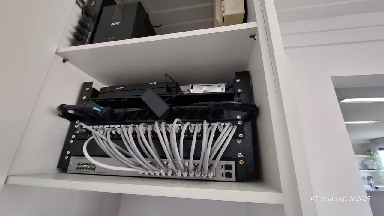 Projeto de organização de equipamentos em local sem padronização, onde não cabia um Rack.